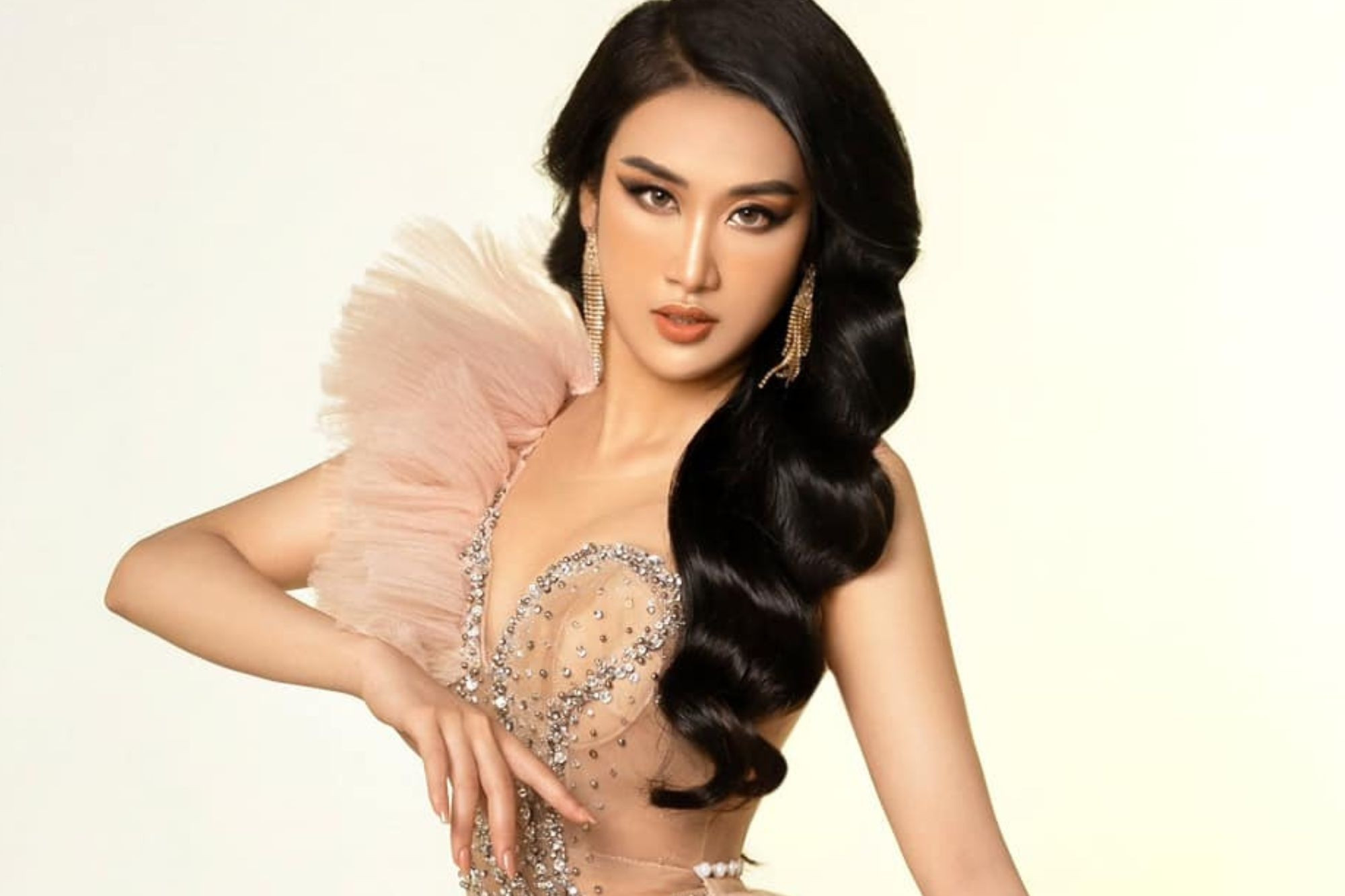 Nữ sinh suýt bỏ học do gia đình phá sản vào chung kết Miss World Vietnam