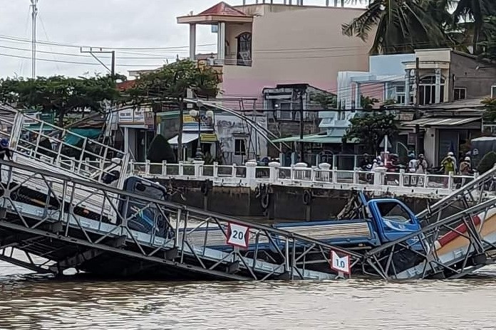 Sập cầu tạm ở Trà Vinh khi dùng 2 xe tải để thử tải