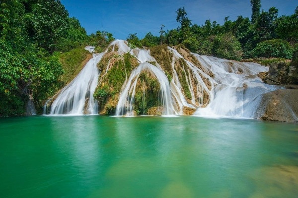 Thác 3 tầng đẹp mê ly ở miền Bắc, du khách rủ nhau cắm trại trốn nóng cuối tuần