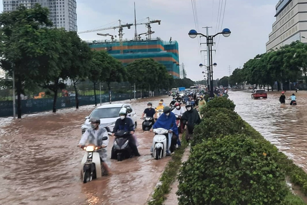 Thời tiết Hà Nội 3 ngày tới: Nắng rát đến 38 độ rồi mưa xối xả, có thể ngập úng