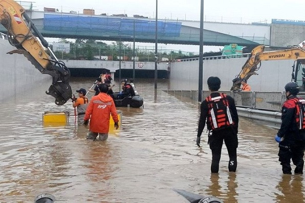 Xe buýt mắc kẹt trong đường hầm ngập nước do mưa lớn, tìm thấy 5 thi thể