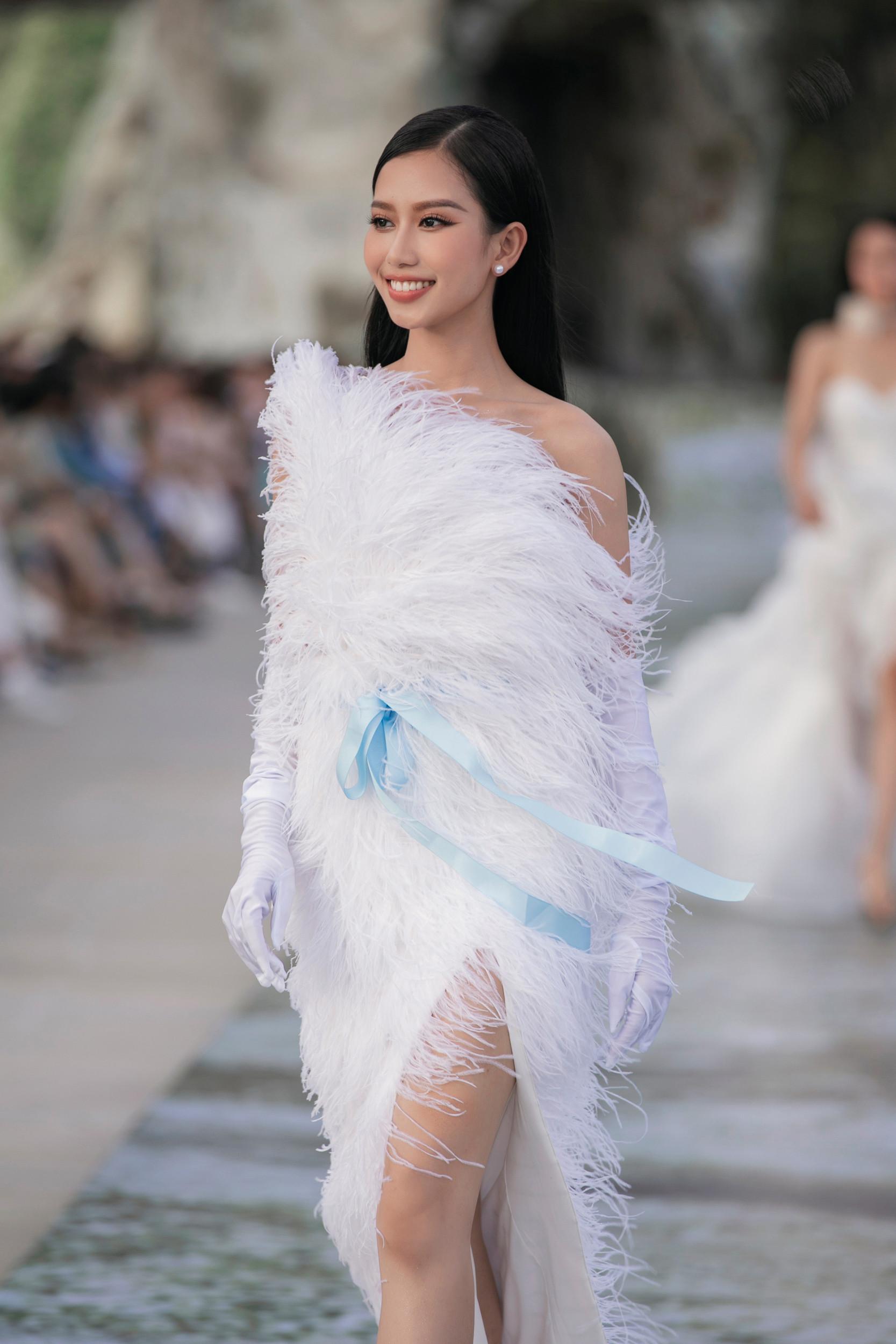 Vẻ đẹp ngọt ngào của hoa hậu Tiểu Vy trong thiết kế của Hà Thanh Việt