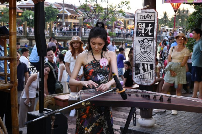 16 thí sinh Hoa hậu Hong Kong bán quần áo trên phố Hội An ảnh 3