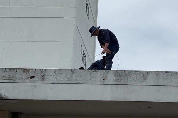 Chằng néo mái tôn nhà ga sân bay Tân Sơn Nhất để ứng phó bão số 1