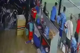 Ngồi xem đá bóng, thanh niên bị nhóm ‘côn đồ’ đâm nhiều nhát