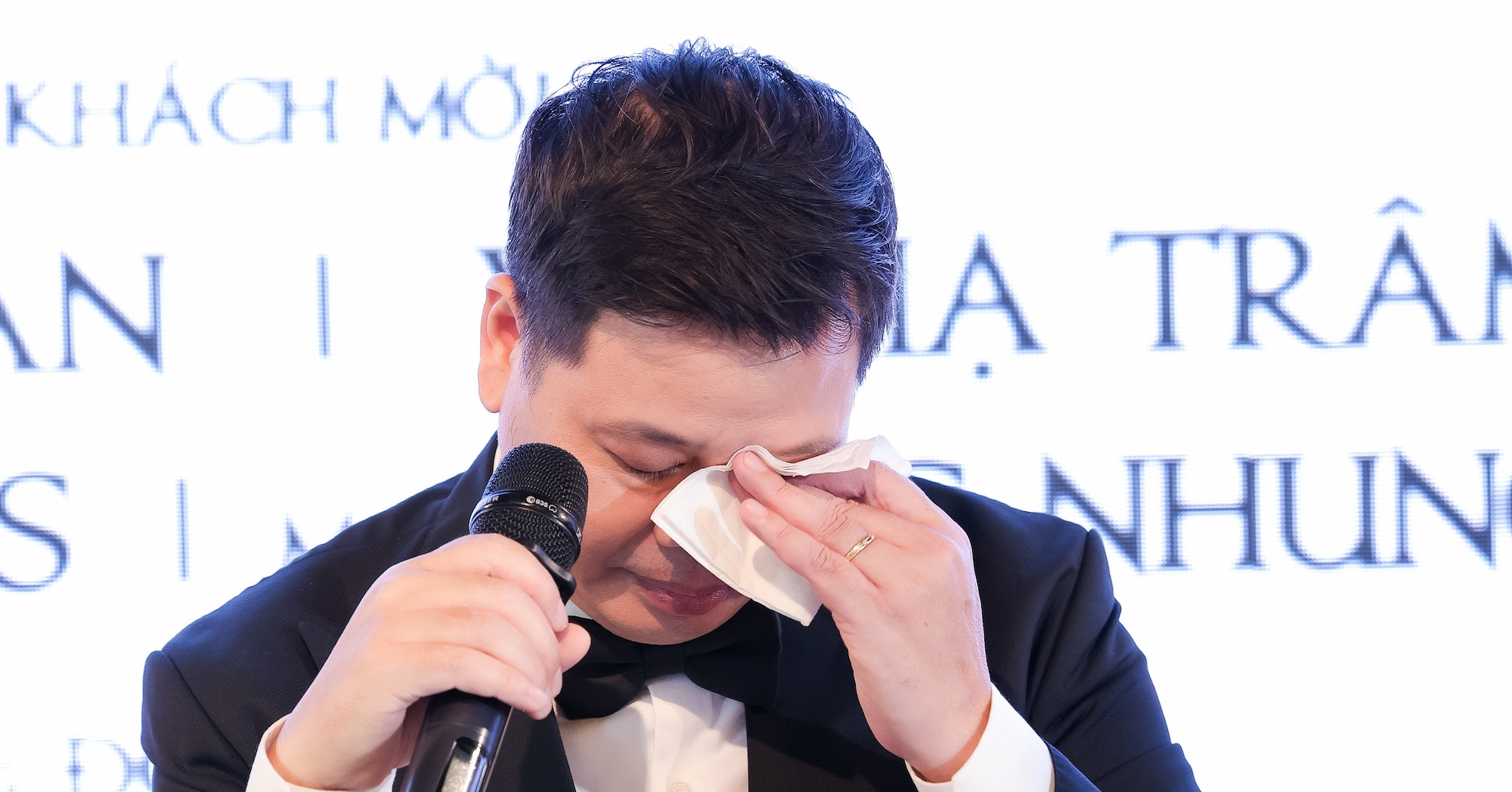著名な芸術家ダン・ズオンさんは妻のことを話して泣いた