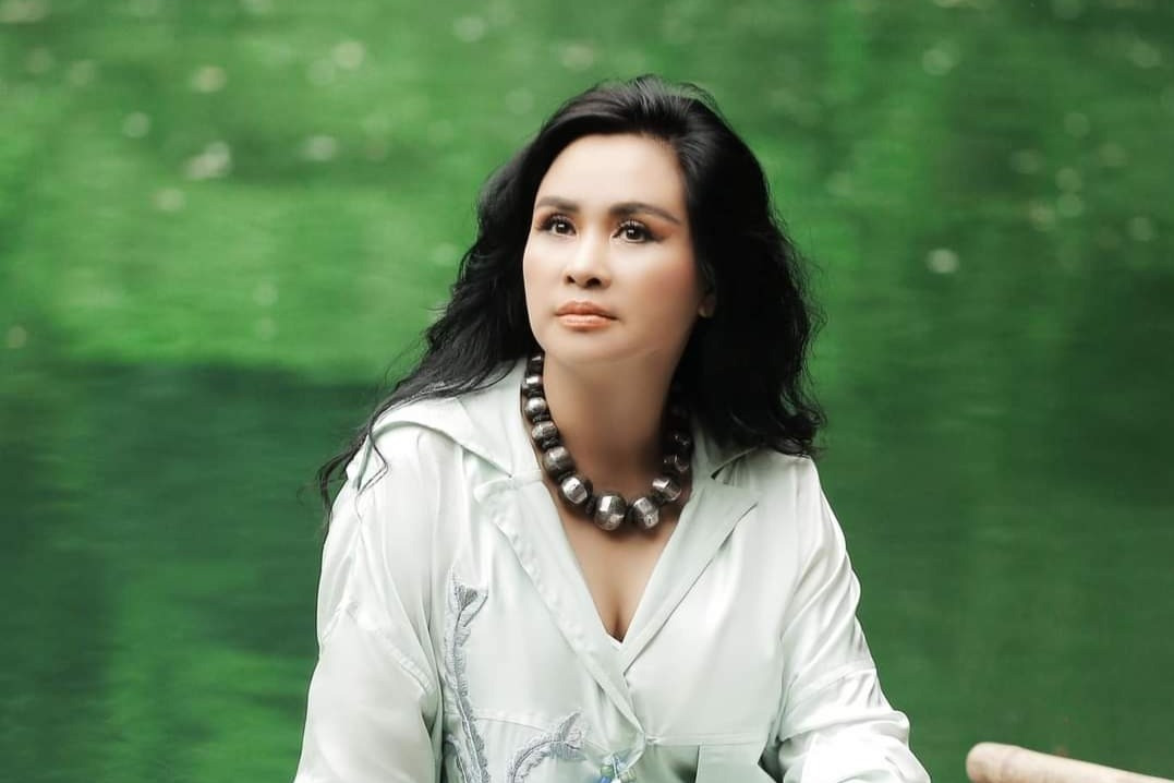 Thanh Lam đẹp như nàng thơ ở tuổi 54, gia đình Hà Hồ đi chơi biển