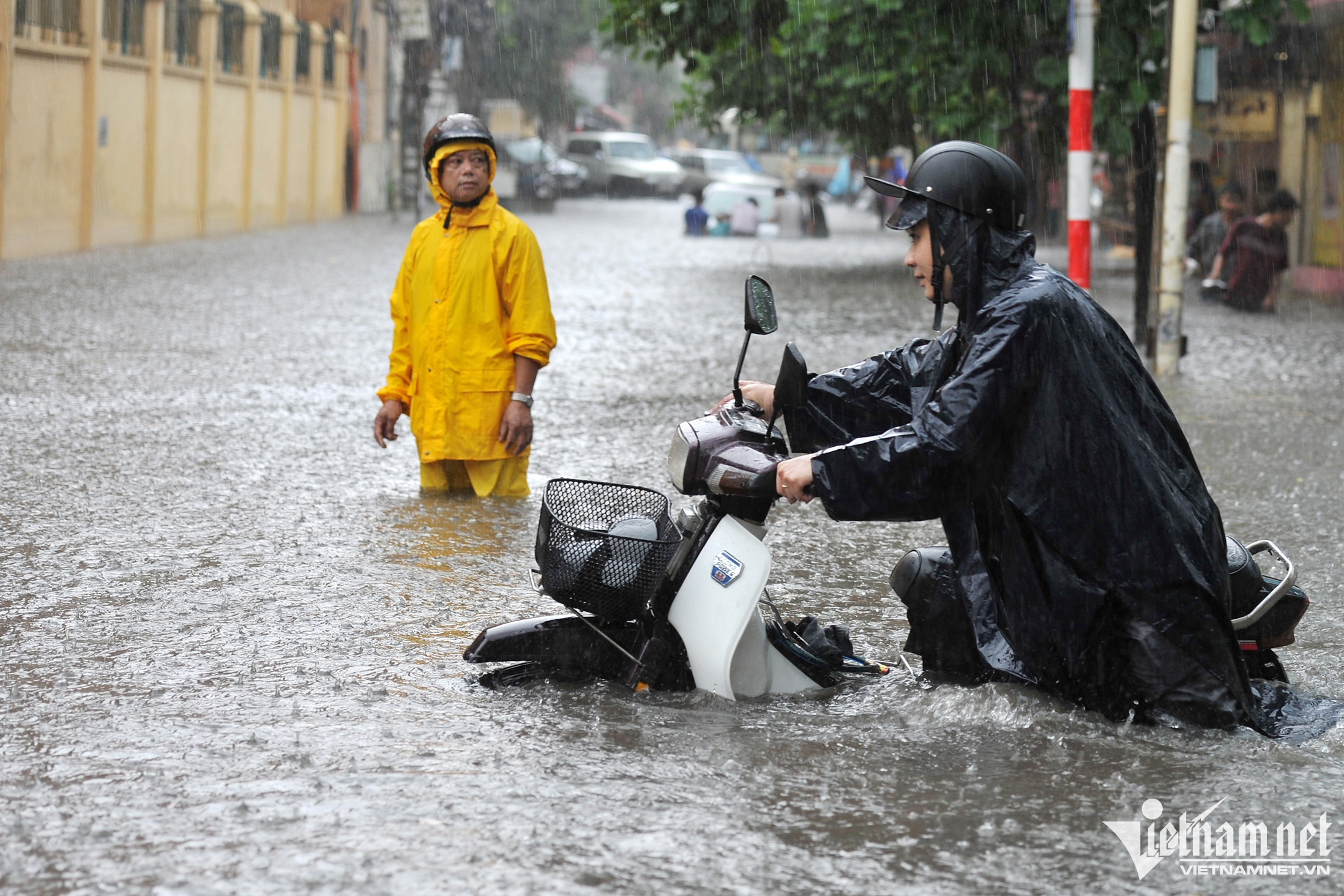 Thời tiết Hà Nội 18/7: Mưa rất to kèm gió giật mạnh, nguy cơ ngập úng