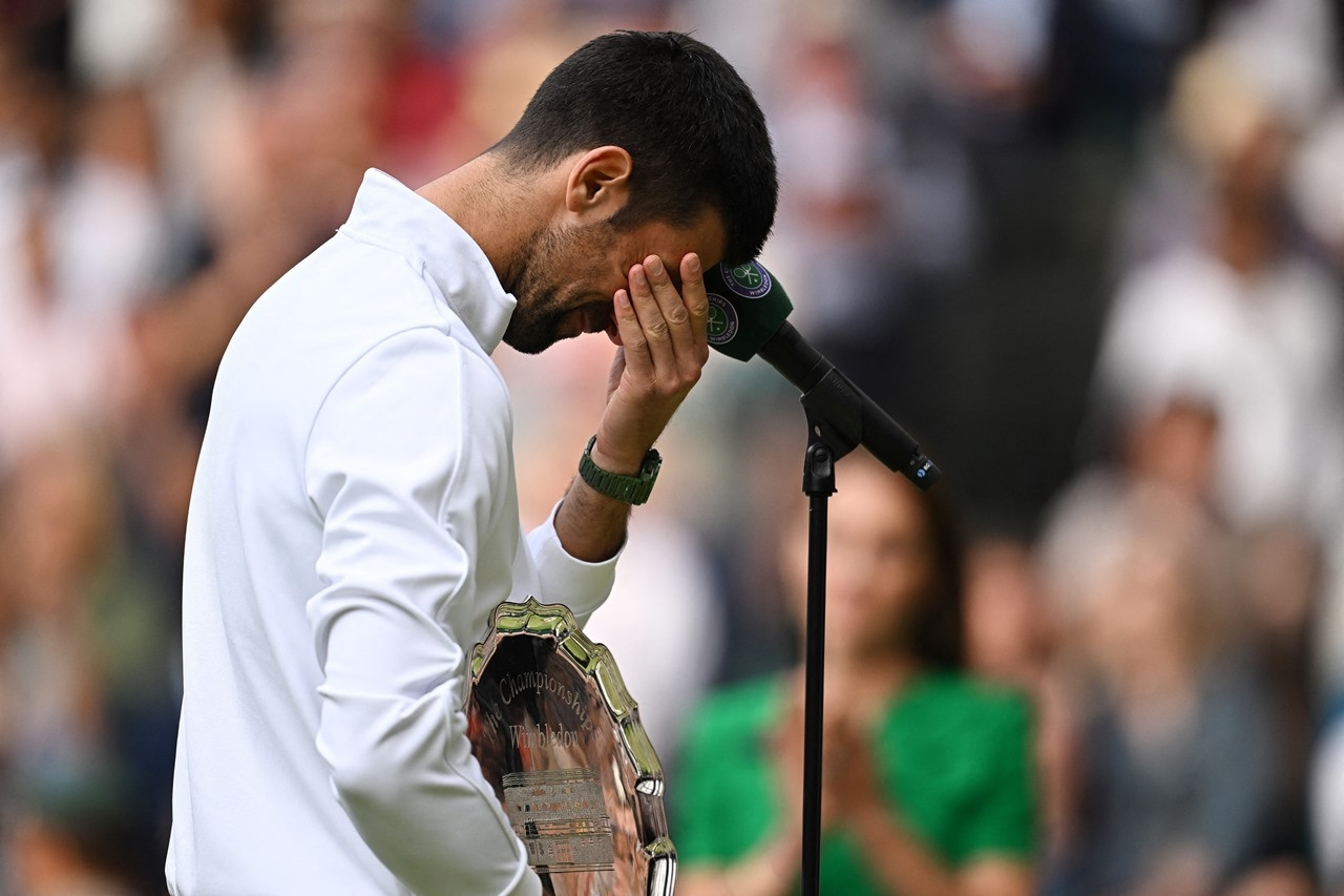 Thua Alcaraz ở chung kết Wimbledon, Djokovic nổi giận đập vợt