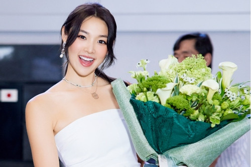 Vẻ đẹp ngọt ngào của Hoa hậu Trái đất 2022 vừa đến Việt Nam
