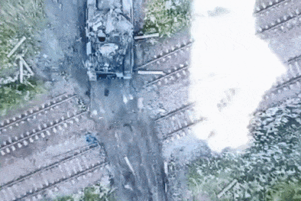 Video UAV Ukraine bắn cháy xe tăng T-90M của Nga ở Donetsk