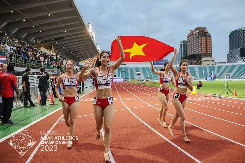 Xem clip điền kinh Việt Nam giành HCV chạy 4x400m nữ châu Á 2023