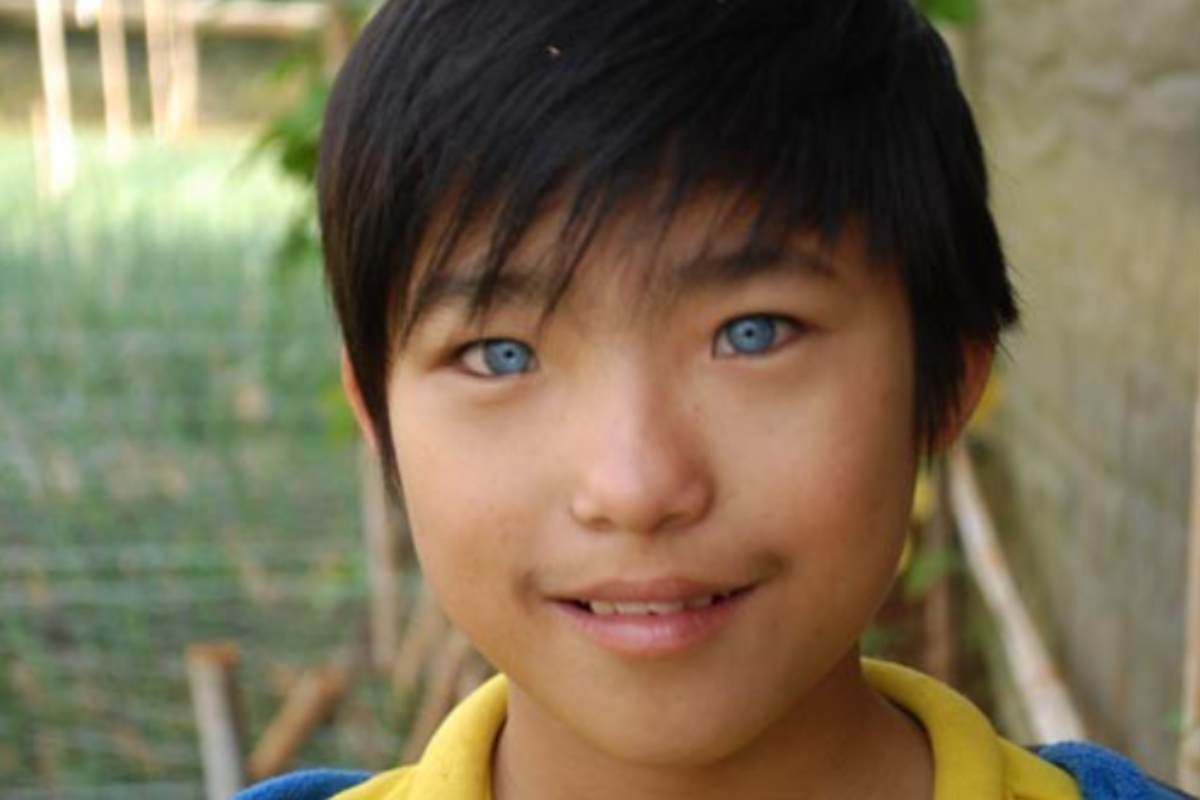 Русско китайский мальчик. Китайцы с голубыми глазами. Азиаты с голубыми глазами. Азиаты со светлыми глазами. Азиаты с синими глазами.