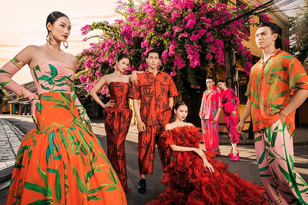 Dàn người mẫu diện trang phục rực rỡ giữa phố cổ Hội An