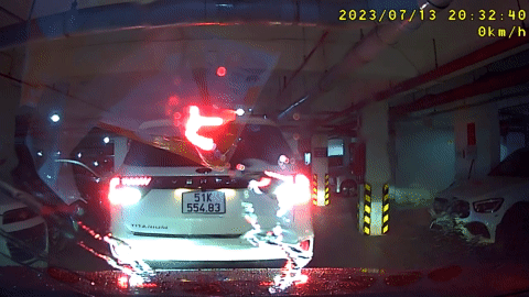 Ford Everest lùi trúng xe đi sau làm cong nắp capo, gãy ốp nhưng không nhận sai