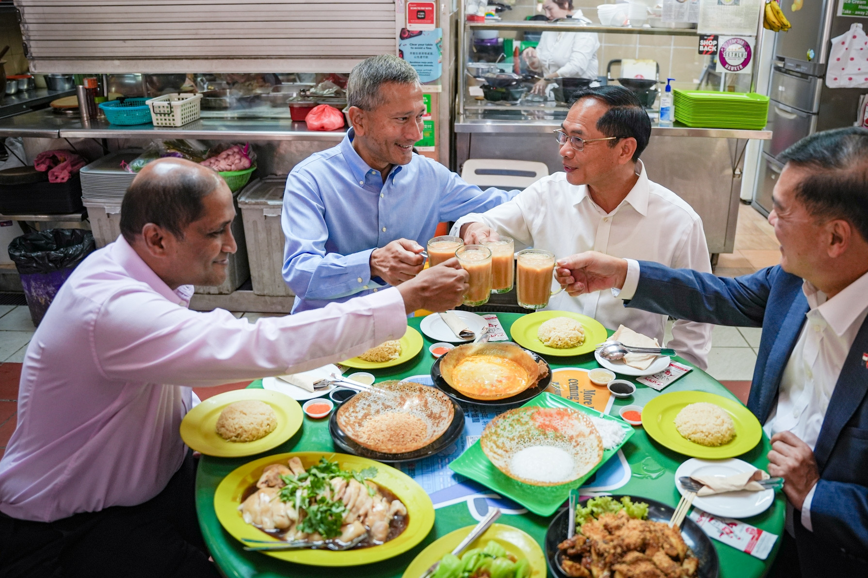 Bộ trưởng Ngoại giao Việt Nam và Singapore thưởng thức ẩm thực đường phố
