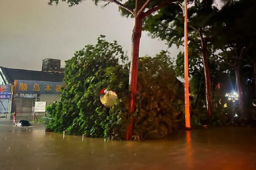 Hình ảnh bão Talim gây mưa lớn, lụt lội ở miền nam Trung Quốc