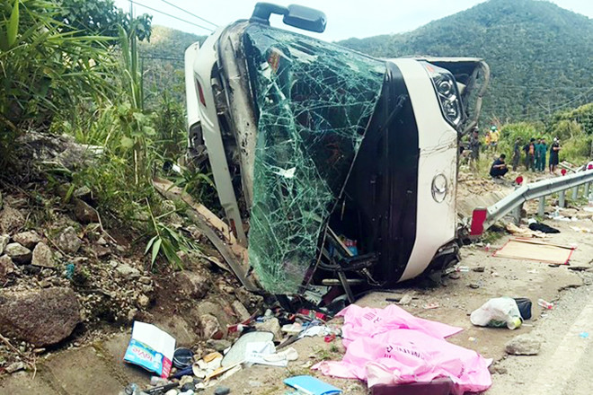 Xe du lịch chở đoàn khách Trung Quốc lật nhào trên đèo, 4 người tử vong
