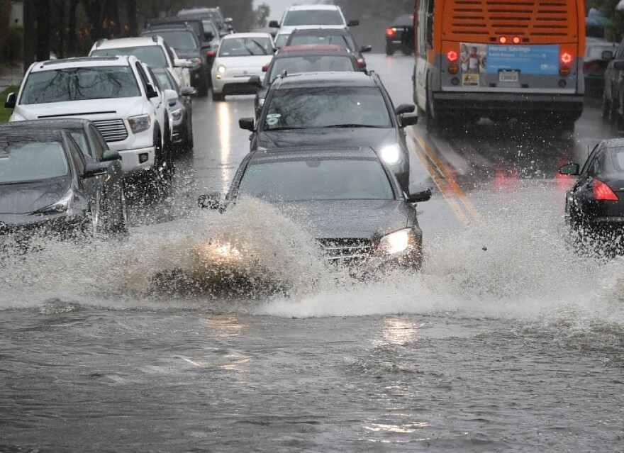 Mùa mưa bão tới, ai cũng cần "nằm lòng" 6 nguyên tắc sau để lái xe an toàn