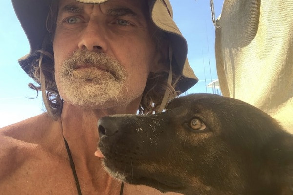 Người đàn ông và chú chó sống sót kỳ diệu sau 2 tháng trôi dạt ở Thái Bình Dương