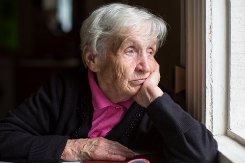 Người lớn tuổi sống cô lập một mình có thể ảnh hưởng tới kích thước não bộ