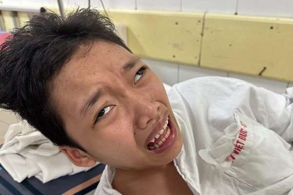 Nữ sinh 14 tuổi học giỏi bỗng chốc