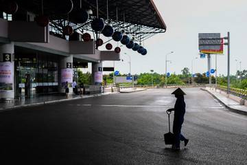 Sân bay Nội Bài tối thui, máy bay nằm im trước giờ bão Talim đổ bộ