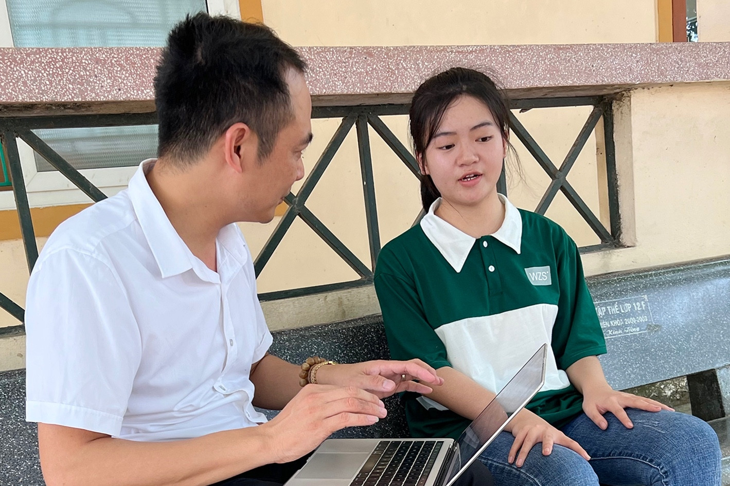Thủ khoa thi tốt nghiệp ở Nghệ An: 'Nhà làm ruộng, không có điều kiện học thêm'