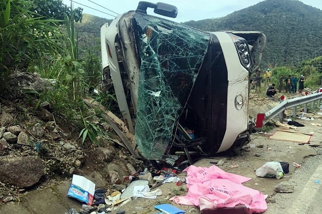 Xe chở khách Trung Quốc gặp nạn trên đèo ở Khánh Hòa, 4 người thiệt mạng
