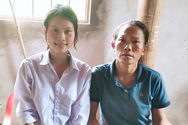 Á khoa khối C cả nước: 'Bố khuyết tật, sau giờ học em hái măng rừng kiếm sống'