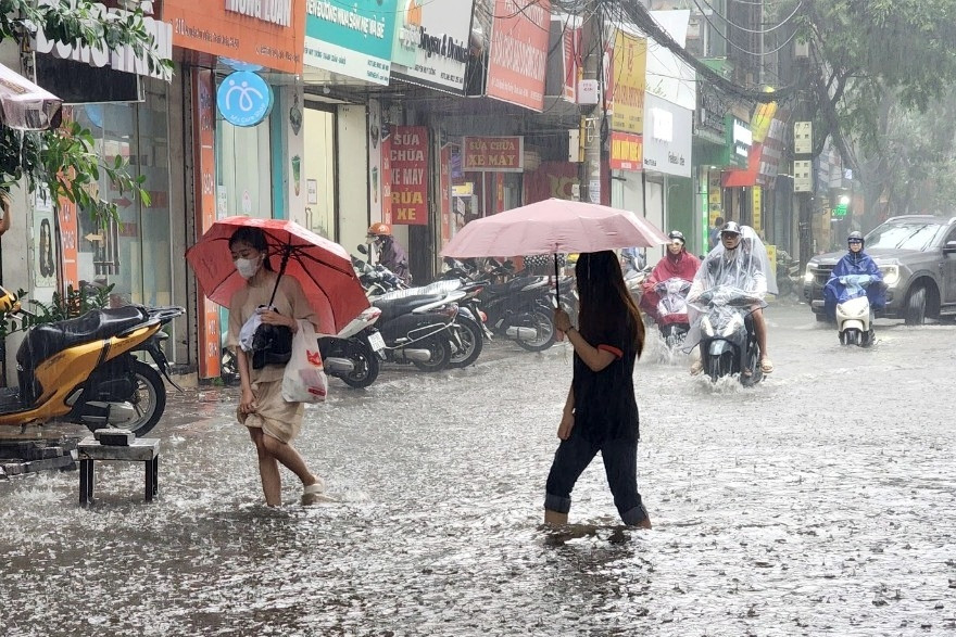 Biển Đông có thể hứng thêm bão trong tuần tới, miền Bắc còn mưa to