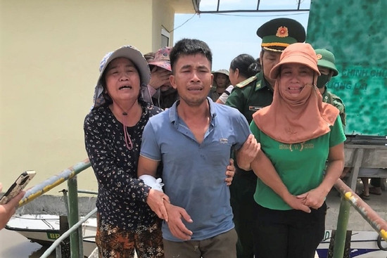 Chìm tàu trên biển, 4 ngư dân rưng rưng khi được cứu