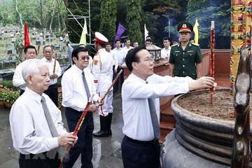 Chủ tịch nước Võ Văn Thưởng dâng hương tại Nghĩa trang Hàng Dương