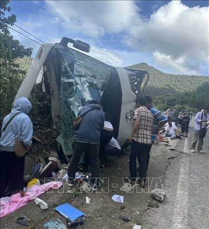 Four foreign tourists killed as coach overturns on mountain pass hinh anh 1