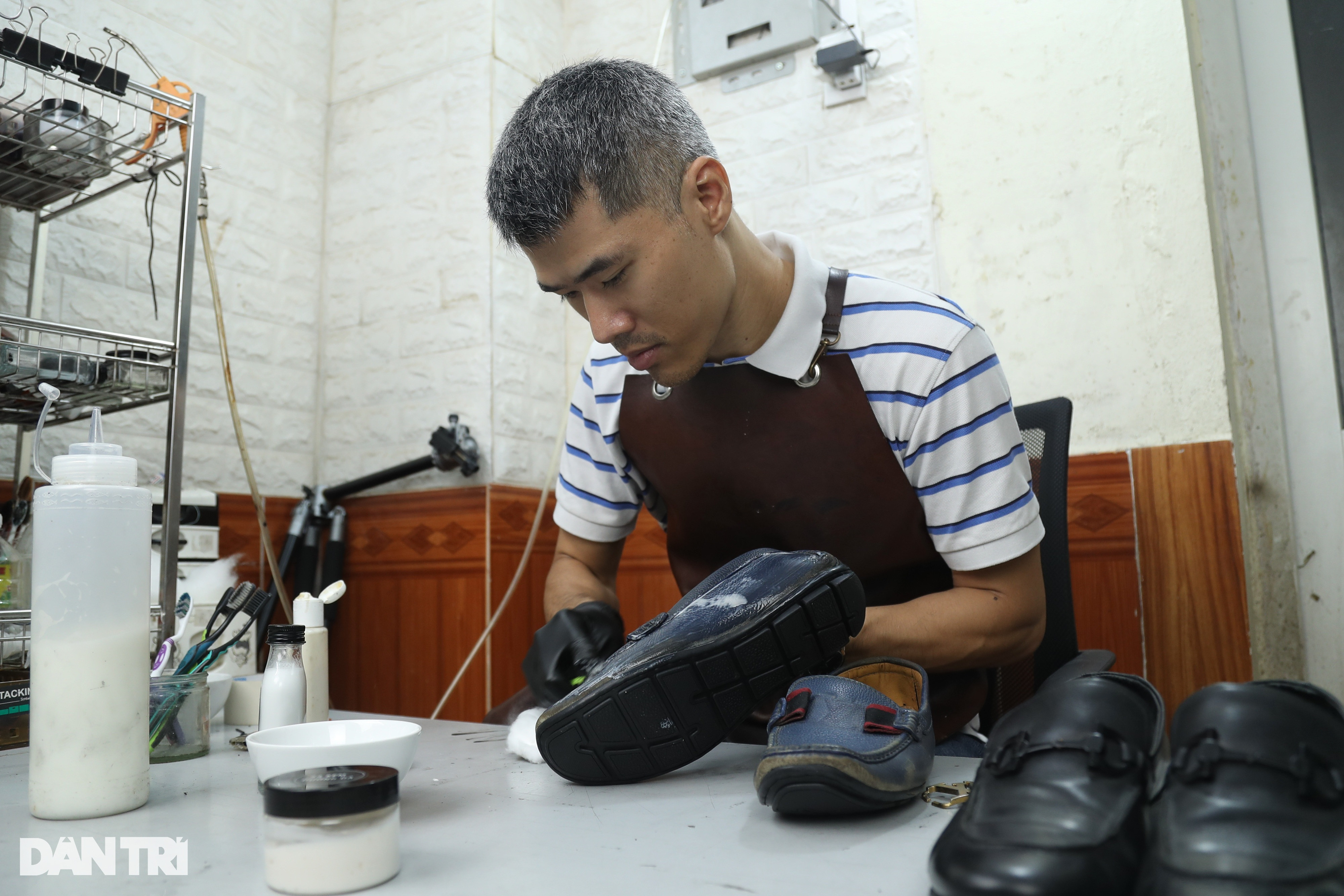 Kỹ sư bỏ việc lương nghìn USD về đánh giày, kiếm hơn 2 tỷ đồng/năm - 1