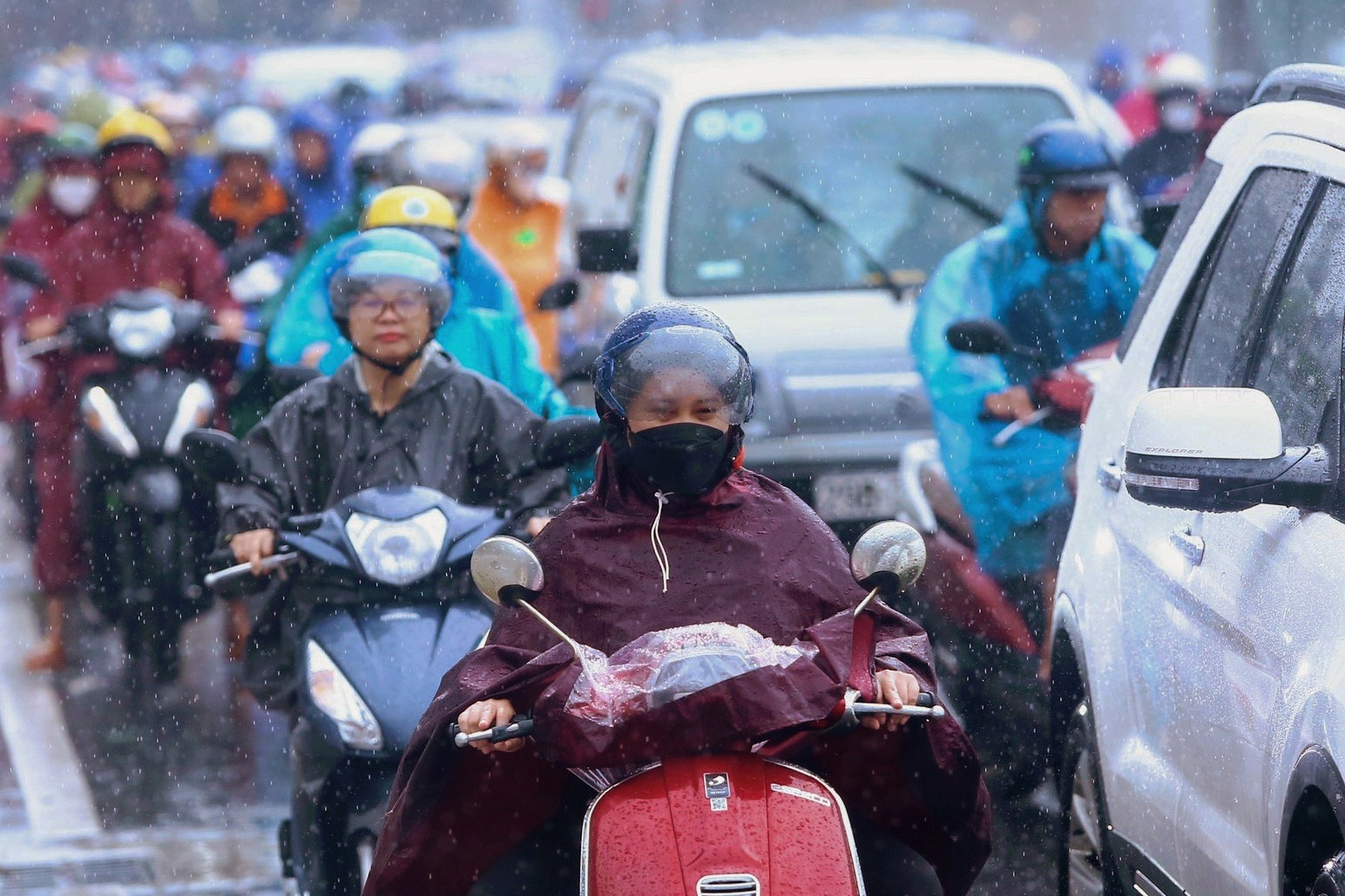 Mưa rào đúng giờ cao điểm, người Hà Nội chật vật đi làm trong cảnh ùn tắc