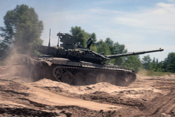 Nga nhận lô xe tăng mới, EU kêu gọi ICC ra lệnh bắt giữ Tổng thống Belarus