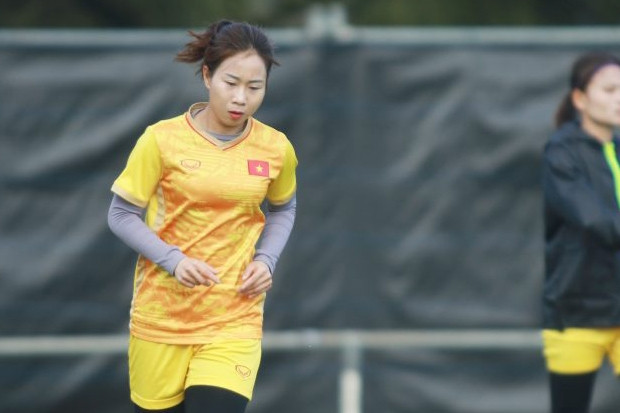Trung vệ tuyển nữ Việt Nam thổ lộ luyện &apos;chiêu&apos; kèm cầu thủ Mỹ