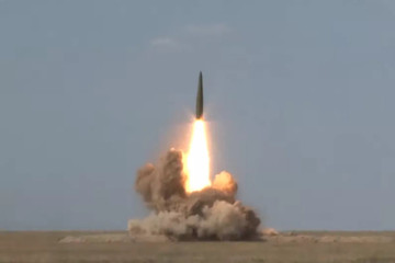 Cận cảnh tên lửa Iskander của Nga bắn trúng cây cầu ở Kherson