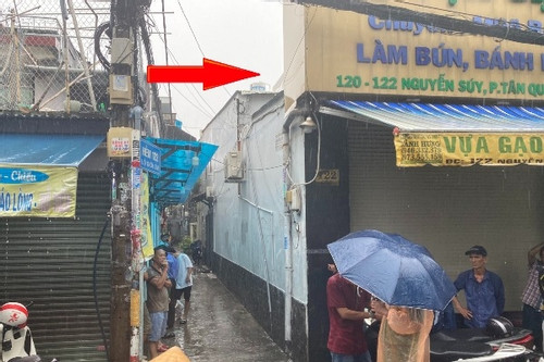 Leo mái nhà vớt rác lúc trời mưa, người đàn ông bị điện giật tử vong