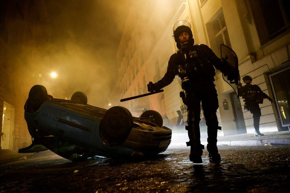 Nhà thị trưởng bị tấn công, Pháp bắt giữ hơn 700 người gây bạo loạn