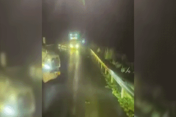Tránh vụ tai nạn, ô tô khách lao qua hộ lan cao tốc Nội Bài - Lào Cai
