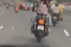 Bất bình cảnh cặp đôi tình tứ trên chiếc Yamaha chạy phăng phăng trên đường