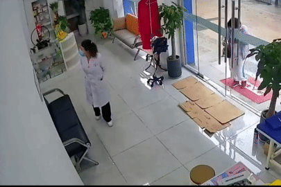 Cửa kính bất ngờ ‘nổ tung’ khiến 2 người phụ nữ choáng váng