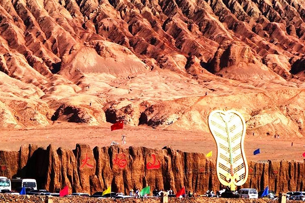 Hỏa Diệm Sơn nóng tới 80 độ C, du khách ùn ùn đổ về trải nghiệm 'mùa hè rực lửa'