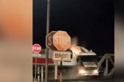 Khoảnh khắc xe tải nổ tung khi bị tàu hỏa tông trên đường ray