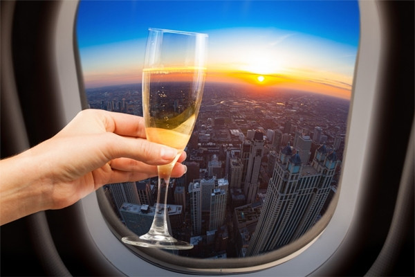 Lý do không nên ăn uống một số món trên máy bay