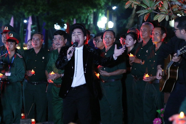 Tùng Dương, Phạm Thu Hà xúc động khi hát ở Côn Đảo