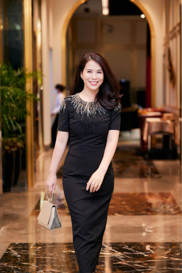 Sắc vóc đời thực bạn gái NSƯT Chí Trung: Lên chức mẹ vợ vẫn giữ body 'hack tuổi' - Ảnh 8.