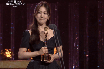 Song Hye Kyo bật khóc khi thắng giải Rồng Xanh 2023